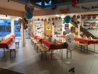 Die dekorierte Halle mit langen Festbänken vor dem Event