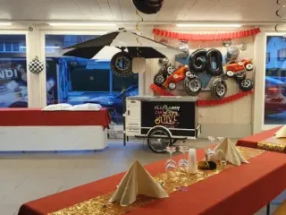 Geschmückte Festtafel, im Hintergrund ein Glacé-Velo und Dekoration zum 60. Geburtstag