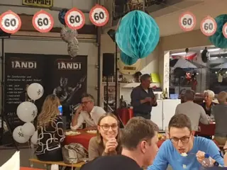 Gäste beim Essen an den Festbänken