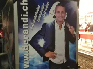 Plakat des Unterhaltungskünstlers Derandi am Event