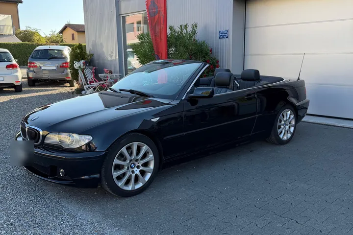 Schwarzes BMW-Cabriolet vor der Ausstellungshalle