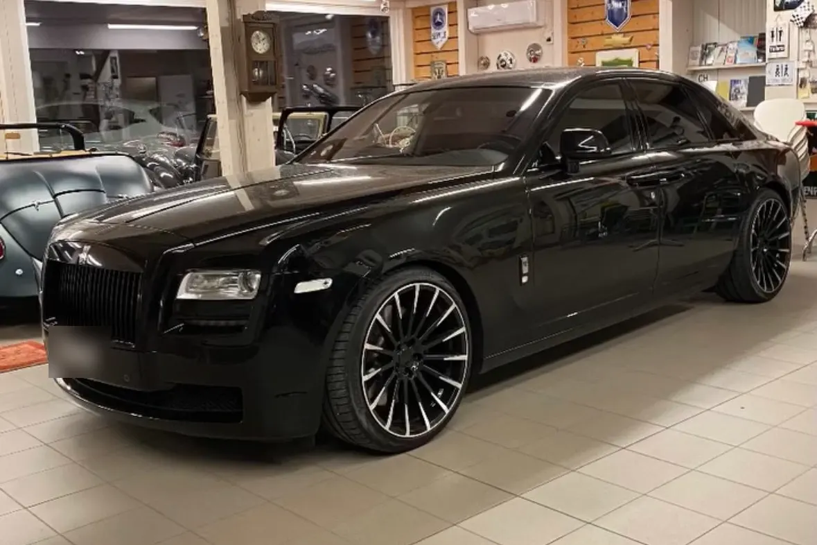 Schwarze Rolls-Royce-Limousine in der Ausstellungshalle